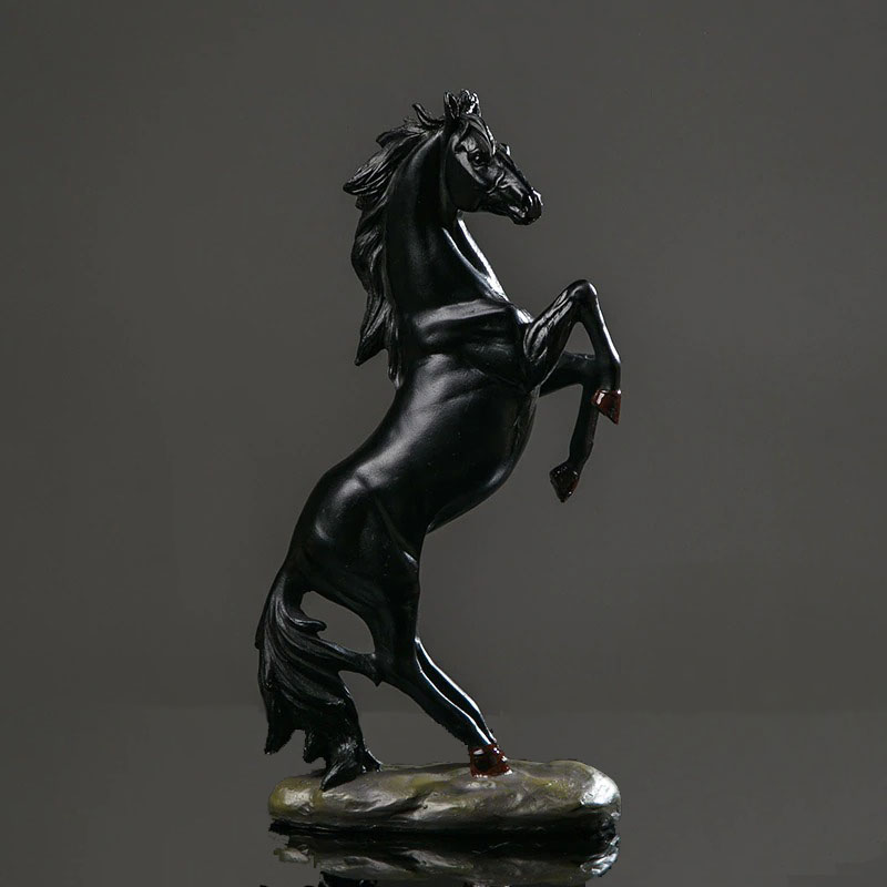juodo arklio statulele moline zirgo firurele modelis  biustas meniska juodos spalvos geltona verslo dovanos bosui sefui vadovui direktoriui virsininkui bosui teciui broliui sunui